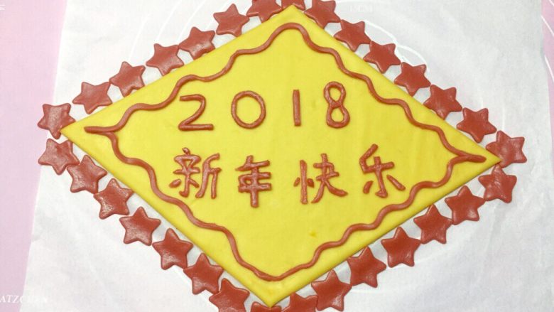新年快乐,再拿一小点红色面团搓成细小长条,波浪式的围在字的周边作装饰就OK啦。