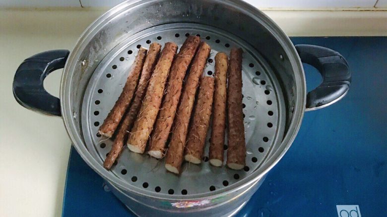 浇汁铁棍山药,放锅里大火蒸二十分钟,蒸熟为止