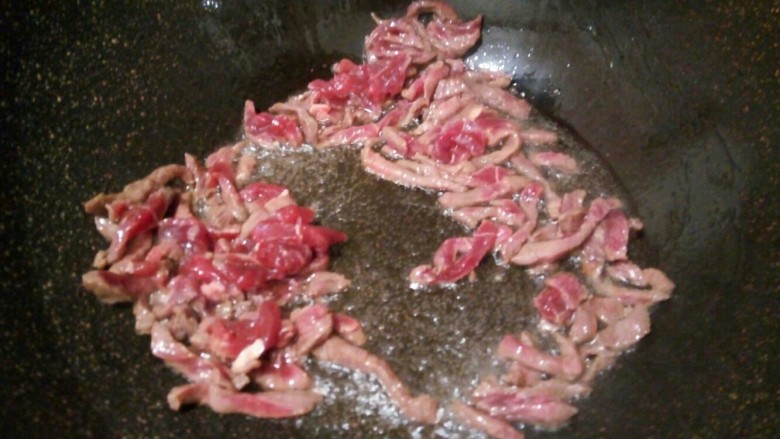 芽菜肉丝炒年糕,热锅热油,下牛肉丝翻炒