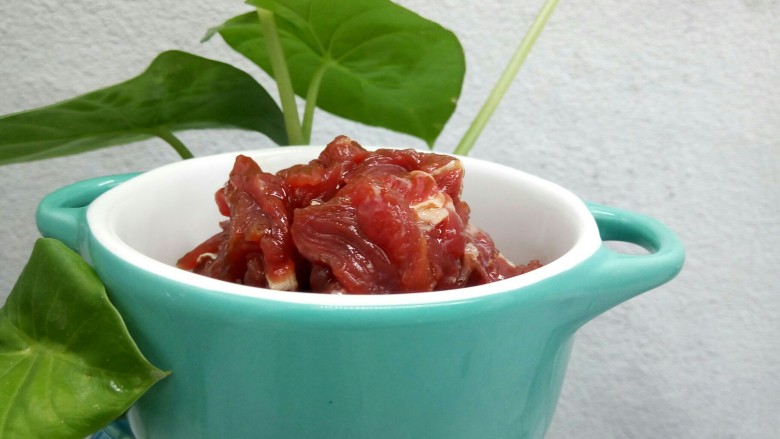 芽菜肉丝炒年糕,牛肉切丝,加点生抽,蚝油,淀粉,抓匀,腌制10分钟