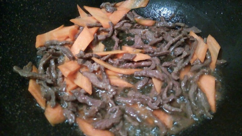芽菜肉丝炒年糕,炒到肉丝变色,加胡萝卜翻炒