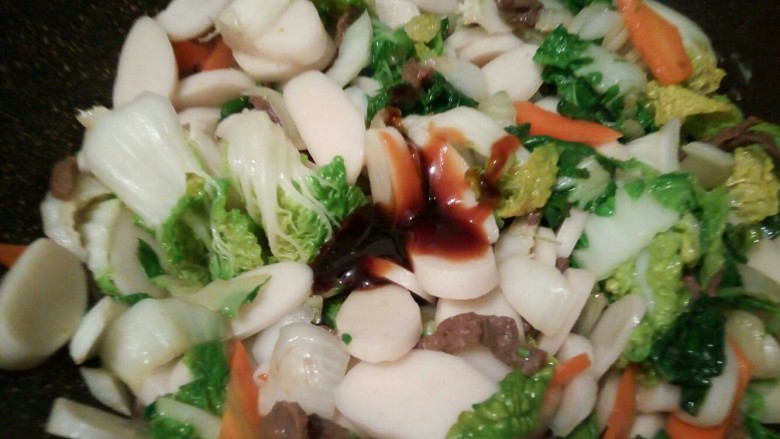 芽菜肉丝炒年糕,加蚝油,生抽,翻炒均匀,最后加点味精,拌均匀就可以了