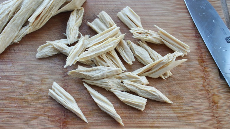 杂蔬香菇烧腐竹,<a style='color:red;display:inline-block;' href='/shicai/ 468'>腐竹</a>泡发后挤干水分切成斜段