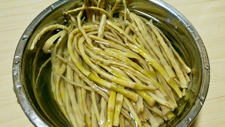 炒笋干,这是泡了1天的笋干,不是特别软。我又煮了10分钟。