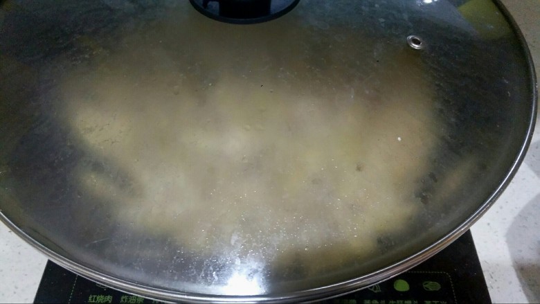 炒笋干,竹笋不太好入味,所以加入小半碗清水闷煮5分钟。
