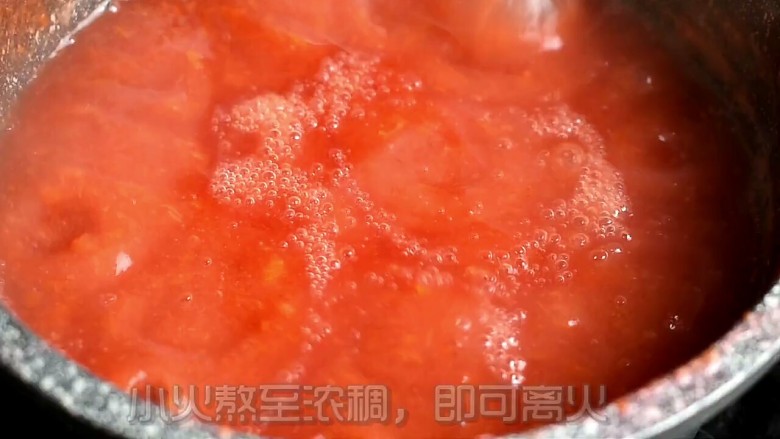 山楂果酱,用小火熬至浓稠,即可离火