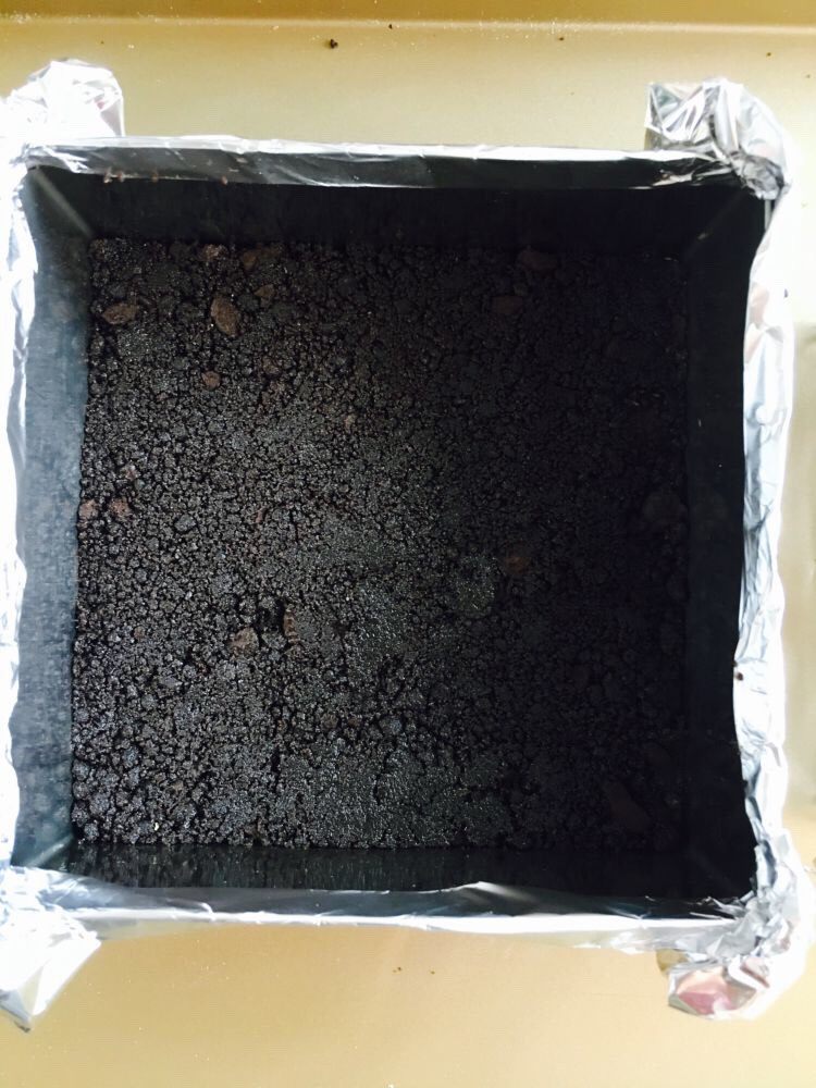 奥利奥重芝士,将搅拌好的奥利奥碎,让入模具,压实后放入冰箱冷藏。