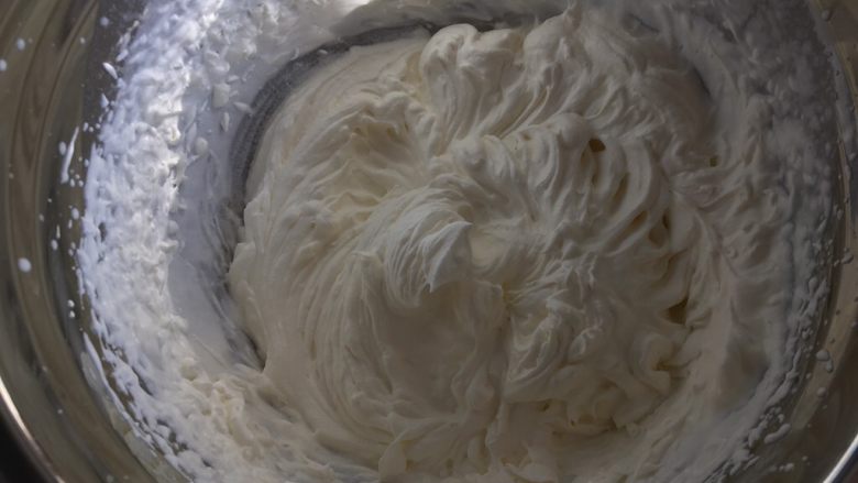 日式泡芙蛋糕卷,【炼乳酱制作】软化的黄油加入炼乳搅拌至顺滑,【奶油馅制作】淡奶油加入细砂糖,打发至可以裱花的状态