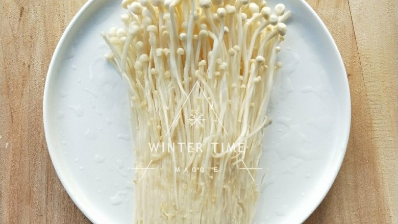 黑胡椒蒜香烤肥牛金针菇卷,<a style='color:red;display:inline-block;' href='/shicai/ 234'>金针菇</a>切去部分根部,洗净,用手用力把茎部的水分挤干。
~这样可以避免烤时出太多水。
