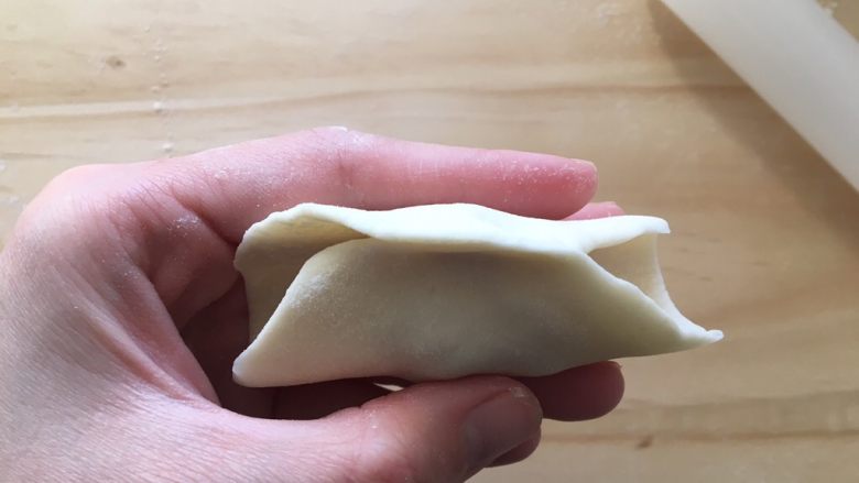 手工牛肉水饺,对折饺子皮,中间处捏合