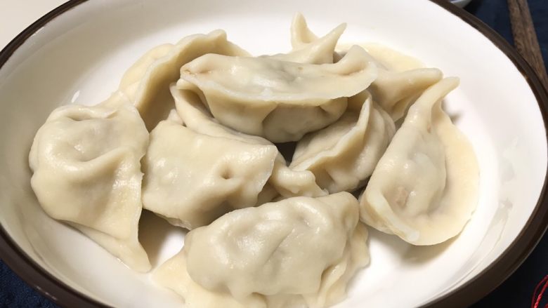 手工牛肉水饺,出锅,可以做一个蘸料,北方人一般喜欢蒜末加盐、醋、生抽、香菜末、葱末,南方人要是喜欢吃辣的加点油辣椒,搅拌均匀