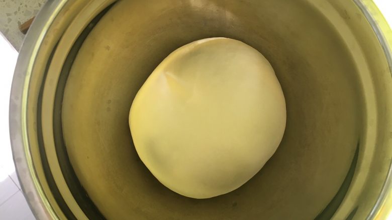 手工牛肉水饺,然后用水揉到面团光滑,盖上保鲜膜松弛20分钟