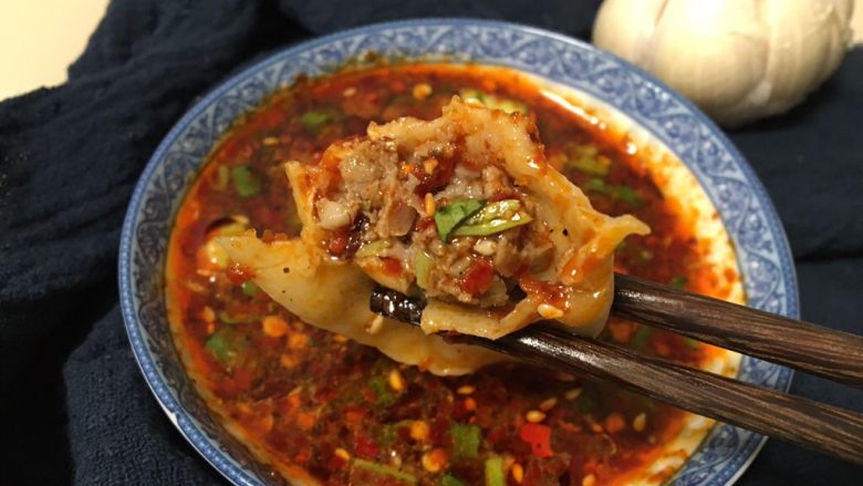 手工牛肉水饺,蘸一点料吃~口感更丰富