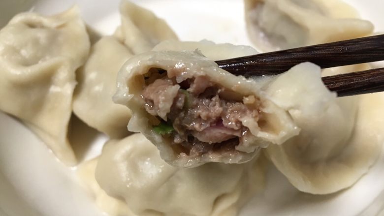 手工牛肉水饺,咬一口没有蘸料的,鲜到眉毛掉,饺子皮有韧性