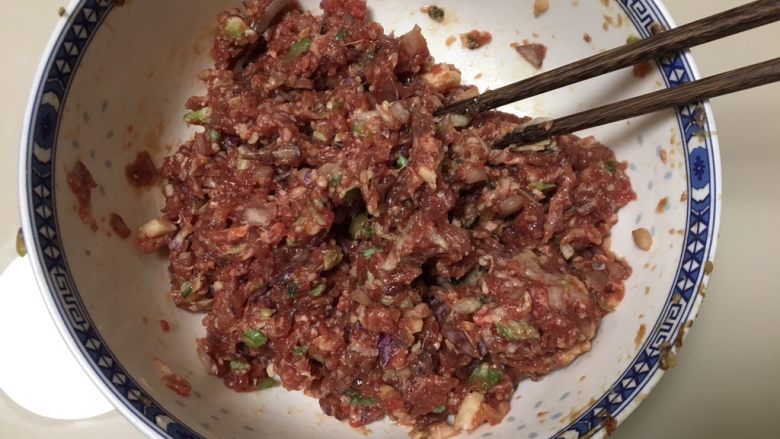 手工牛肉水饺,搅拌均匀,沿着一个方向搅打上劲,然后盖上保鲜膜,放冰箱冷藏备用