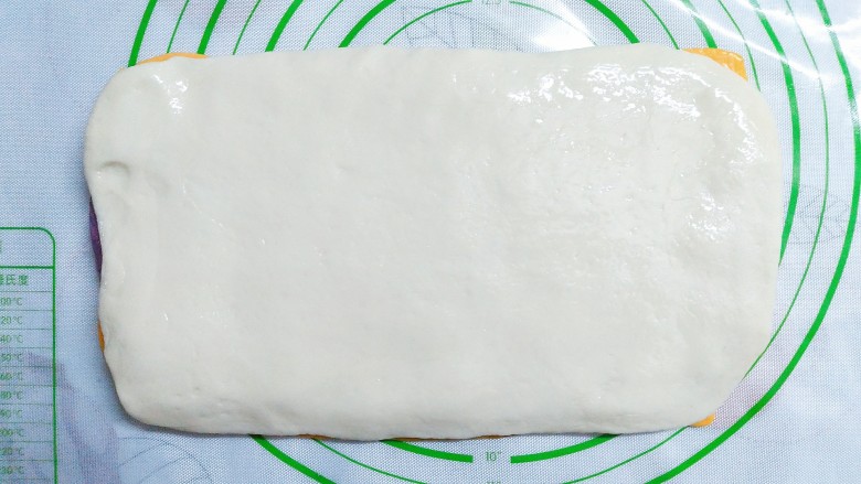 三色花卷,最后把白色面团擀成长方形面皮，放在紫色面皮上，在表面也刷层油！
