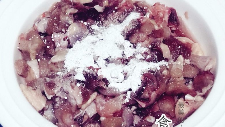浅湘食光&川版辣子鸡丁,加盐、生抽、淀粉适量,腌渍入味