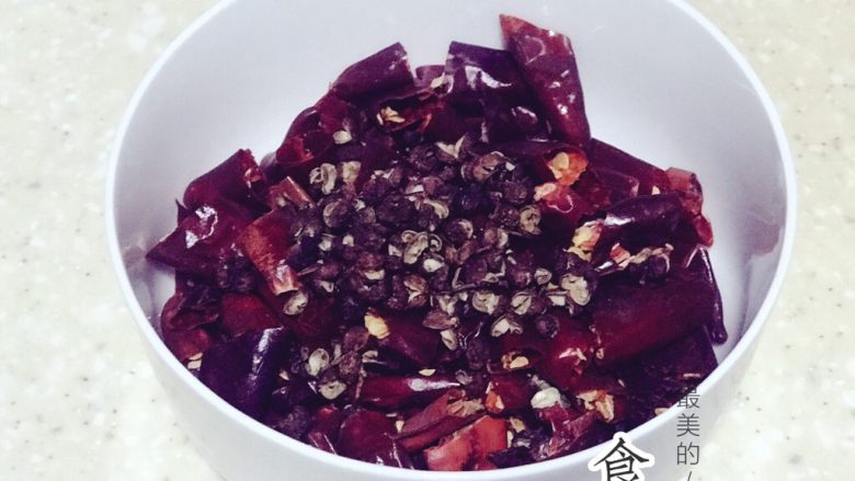 浅湘食光&川版辣子鸡丁,干海椒剪段,加<a style='color:red;display:inline-block;' href='/shicai/ 700'>花椒</a>