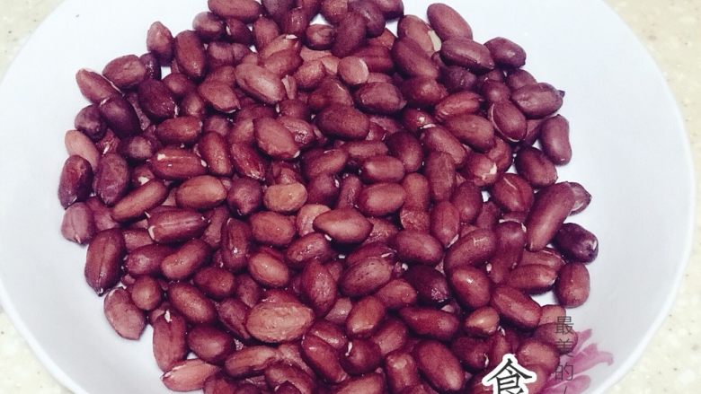 浅湘食光&川版辣子鸡丁,生<a style='color:red;display:inline-block;' href='/shicai/ 664'>花生</a>洗干净