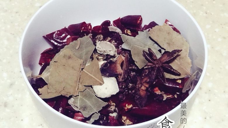 浅湘食光&川版辣子鸡丁,加<a style='color:red;display:inline-block;' href='/shicai/ 3742'>香料</a>:三奈、八角、香叶