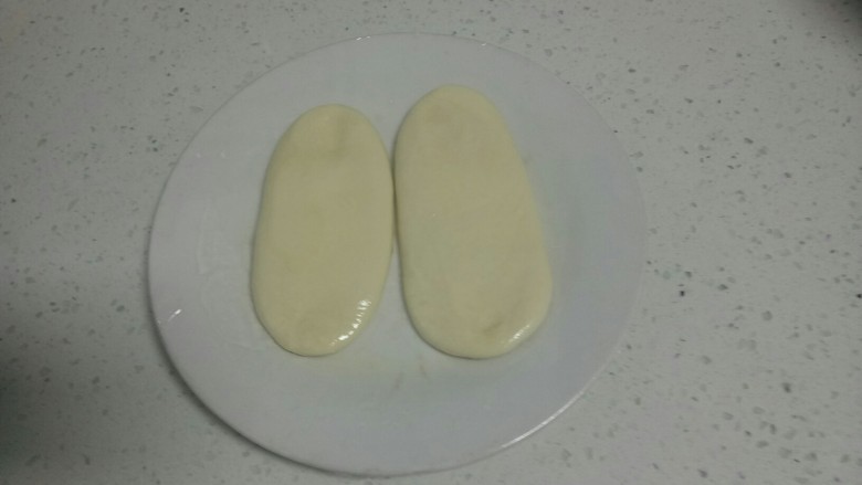 羊肉卷烩面,擀成长片,盘子上、面片上均匀抹上一层食用油,用保鲜膜盖住。