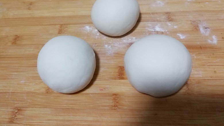 家常手抓饼,分成3份(这是3个饼的量)