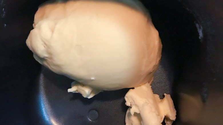 萌萌哒小狗面包,加入黄油继续揉面,揉至手套膜阶段。