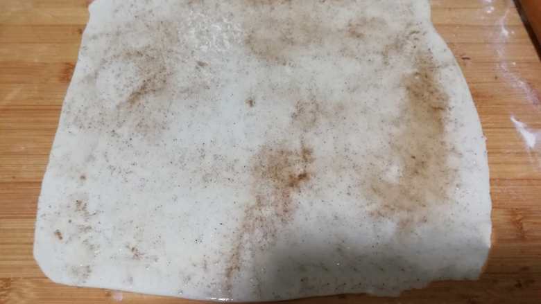 家常手抓饼,撒上盐抹平,再撒上花椒粉,也可以放葱花。再淋上油,抹匀。