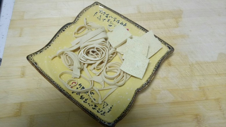 羊肉卷烩面,<a style='color:red;display:inline-block;' href='/shicai/ 469'>冻豆腐</a>切片,豆腐皮切细丝。