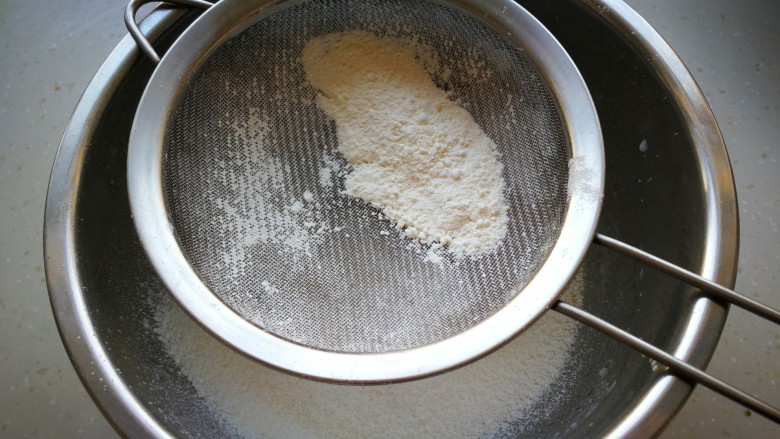 香蕉松饼,筛入低筋面粉拌匀。不要以划圈的方式搅拌,以免出筋。