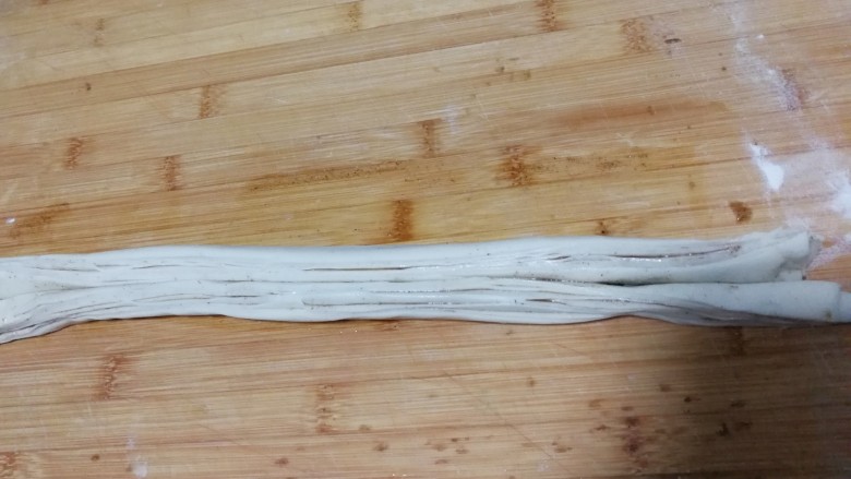 家常手抓饼,用刀从中间切开,切口朝上