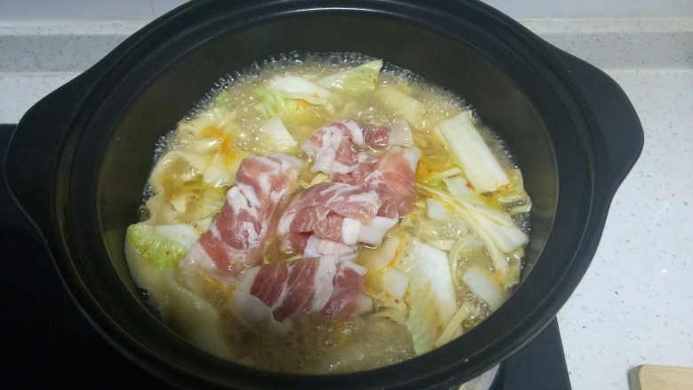 羊肉卷烩面,待白菜帮变软,加入羊肉卷。