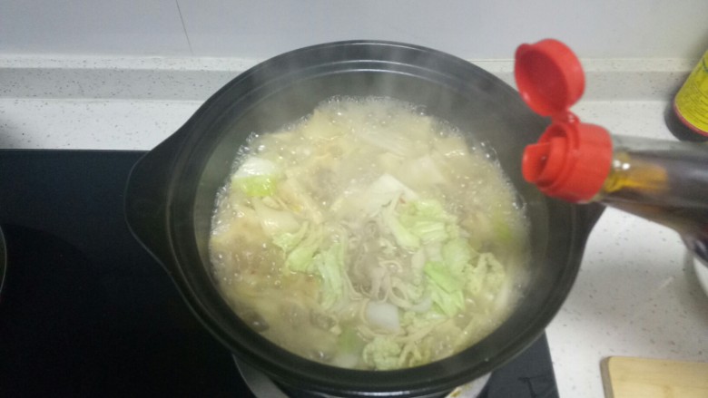 羊肉卷烩面,关火,根据个人口味加入适量盐、<a style='color:red;display:inline-block;' href='/shicai/ 847'>香油</a>。