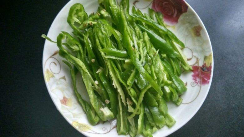 #厨房挑战#荤菜 杏鲍菇青椒炒肉丝,青椒切丝。