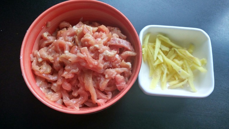 #厨房挑战#荤菜 杏鲍菇青椒炒肉丝,腌制好的瘦肉,生姜切丝。