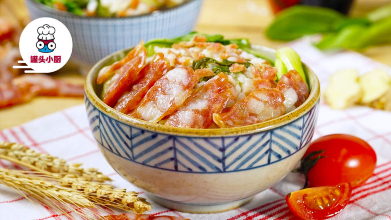 电饭煲咸肉菜饭,开盖,搅拌均匀,盛出装碗即可享用