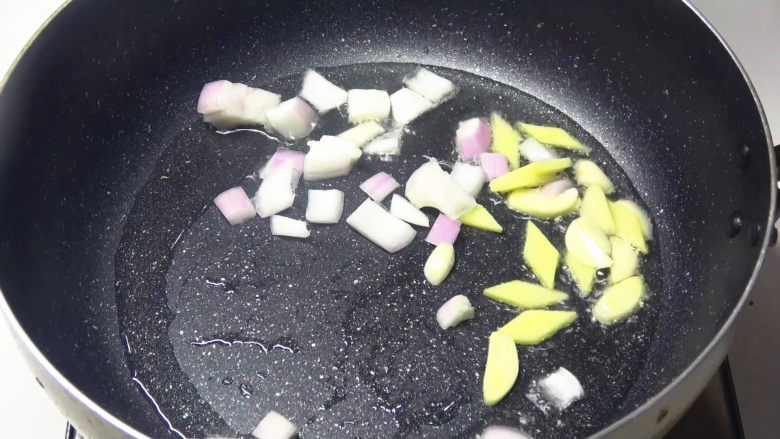 香辣花甲,起锅倒油,炒香洋葱,姜片,蒜片