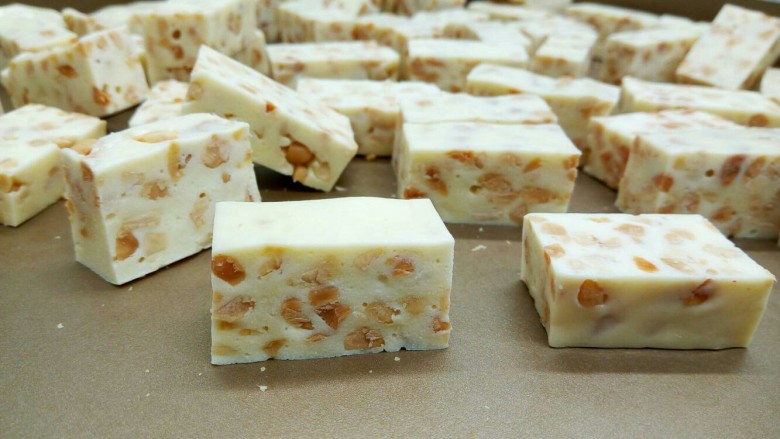 原味花生牛轧糖,再切块,块的大小根据自己喜好来