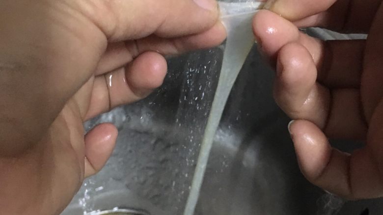 自制黑椒脆皮肠,再用水冲洗看有没破洞的,有的要剪掉