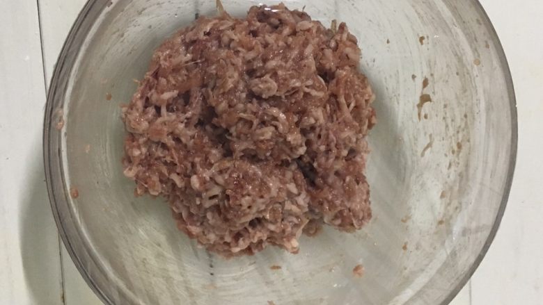 自制黑椒脆皮肠,带上手套搅拌均匀,盖上保鲜膜放入冰箱冷藏2小时,不用过夜