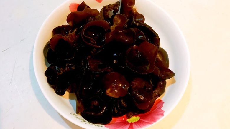 黑白菜,泡发好的木耳清洗干净,沥干水分