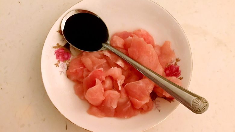 黑白菜,<a style='color:red;display:inline-block;' href='/shicai/ 36861'>猪里脊肉</a>切成薄片,加入一勺生抽