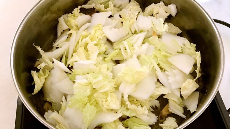 黑白菜,加入白菜片,翻炒1分钟