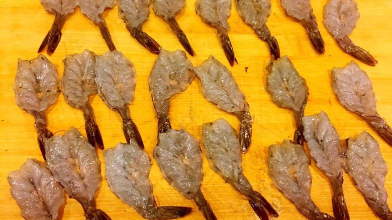 吉利虾,将所有虾全部处理好，撒上少许盐，腌制5分钟