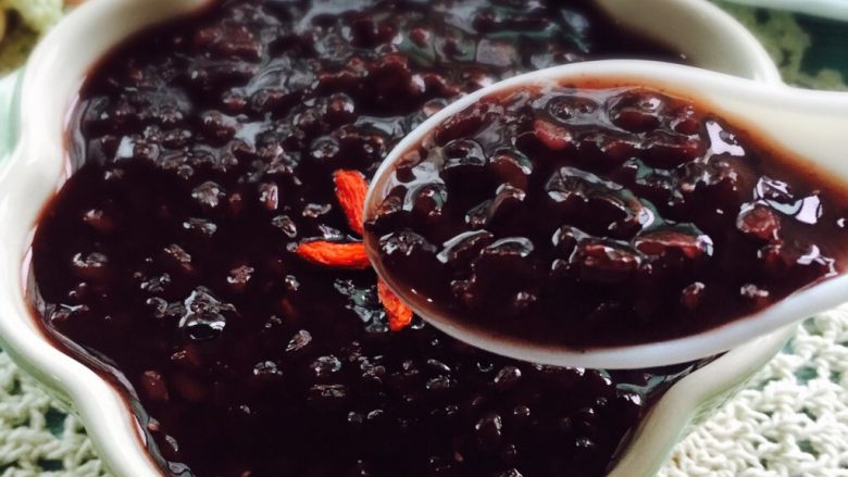 软糯香甜黑米粥～电饭锅版,软糯香甜的黑米粥开吃啦😋