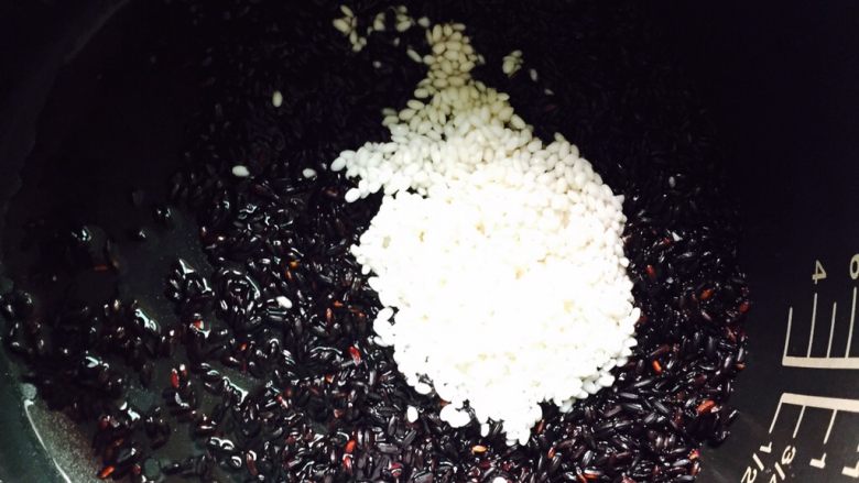 软糯香甜黑米粥～电饭锅版,将糯米倒入电饭锅内胆