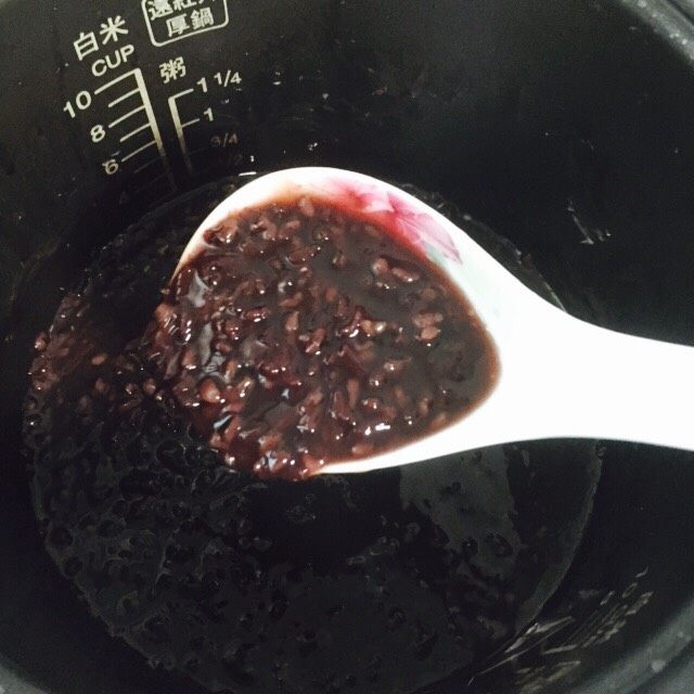 软糯香甜黑米粥～电饭锅版,粘稠的黑米粥