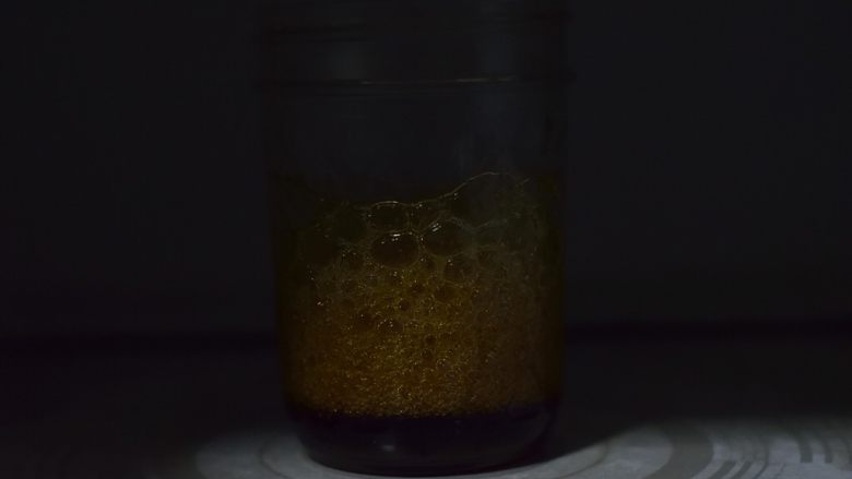 微波炉美食+五分钟焦糖酱,再高火一分钟。过程中睁大眼睛注意观察,一旦变成褐色剧烈沸腾,立刻关火。