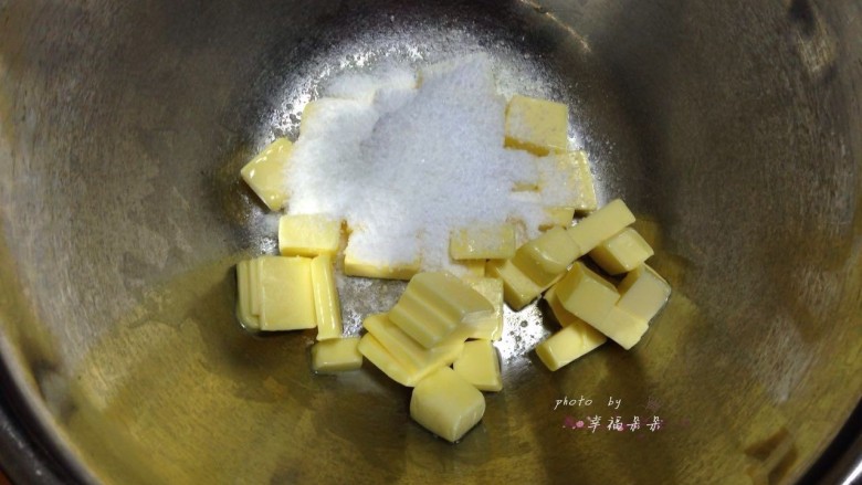 花生酱小饼干,黄油软化至能用手指轻轻按下戳出洞来的状态,加入糖粉和盐,用电动打蛋器打发