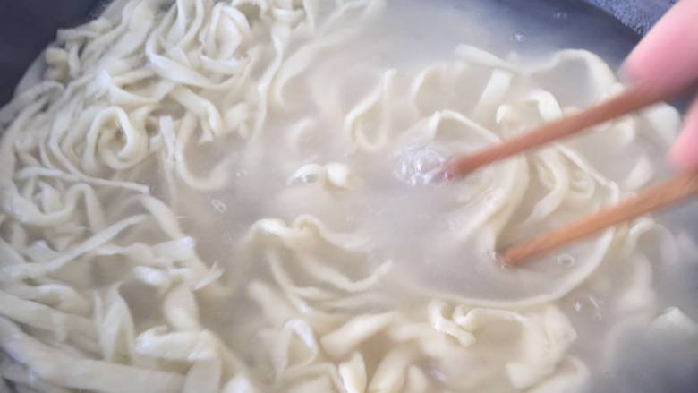 手擀面,把面条放进去 不停的用筷子搅拌 煮5.6分钟就可以了 捞出来过两次凉水 就可以吃啦